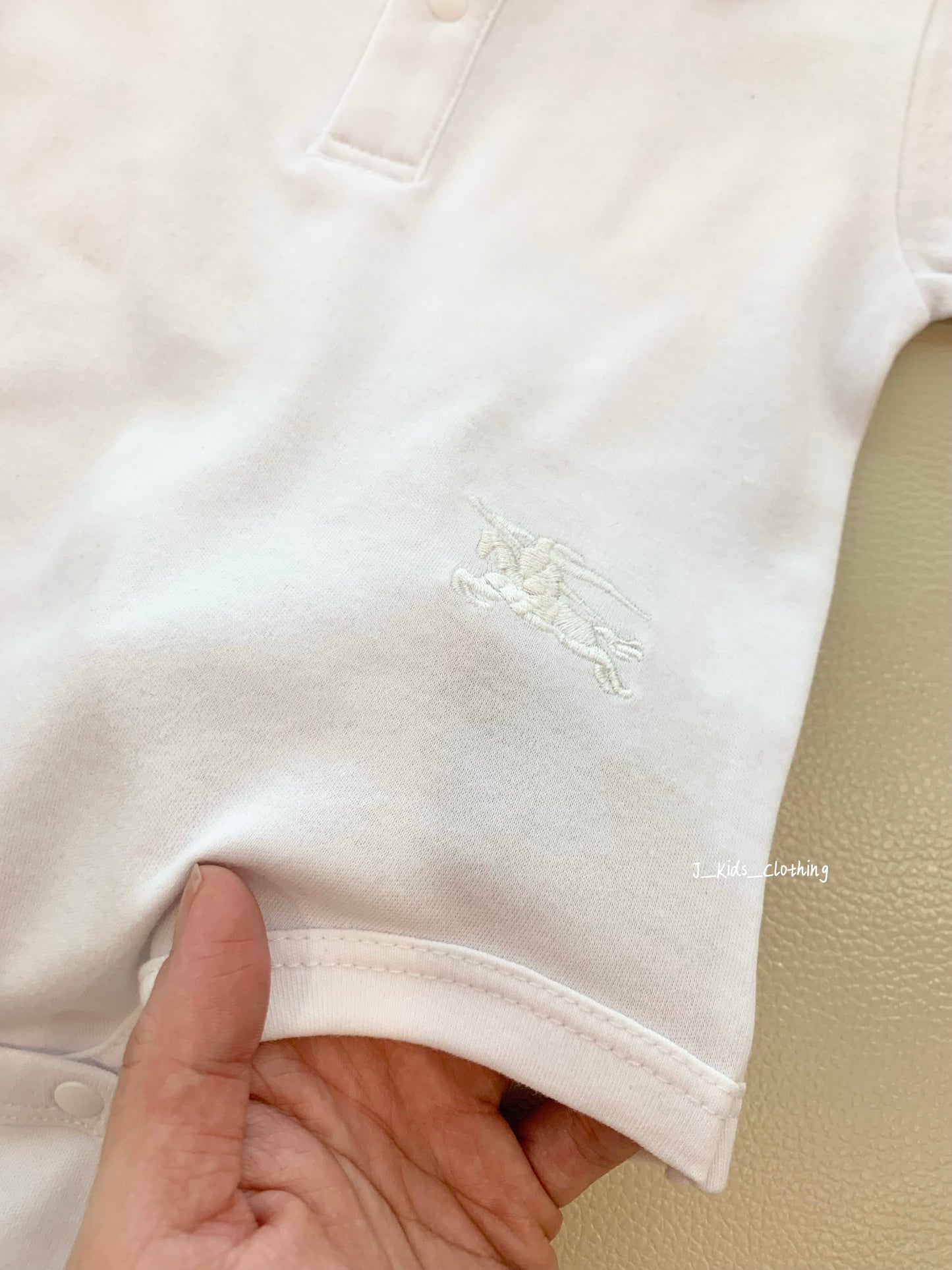 J405 高品质格纹刺绣战马短袖包屁