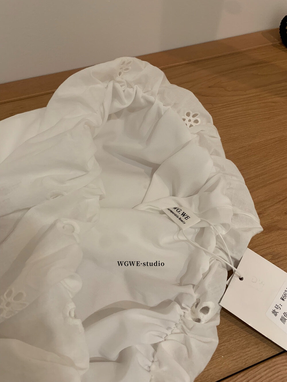 【新品】W6624 高级感花苞白色抹胸露肩上衣